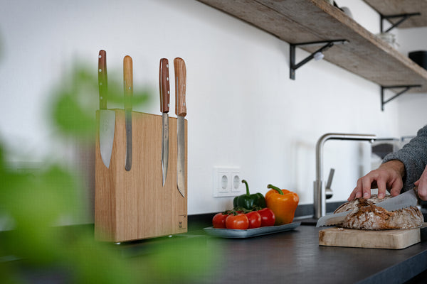 Magnetischer Messerblock aus Eiche in einer Küche fotografiert