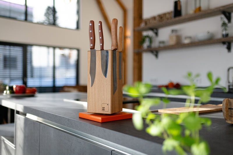Küchenaufnahme einer Designküche mit einem Messerblock.
