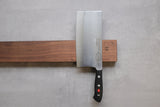 Messerhalter aus Nussbaumholz der magnetisch ist. Mit einem Choppingmesser.